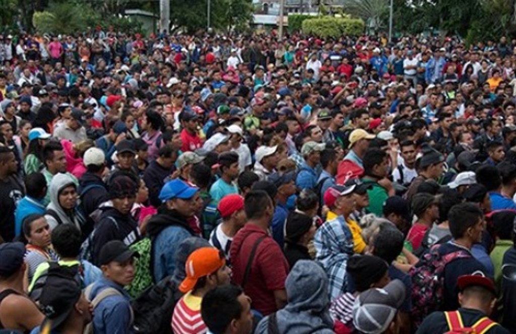 Imagen Ingresan miles de migrantes de Caravana a México; rompen cerca fronteriza
