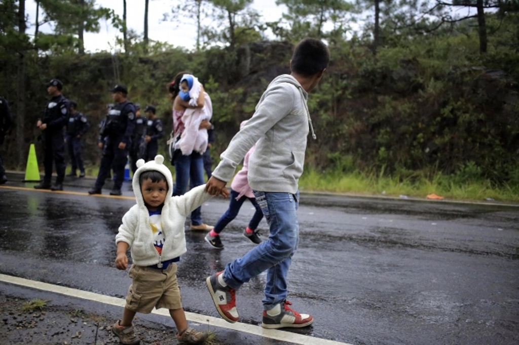 Imagen Reciben Policía Federal e INM a primer grupo de migrantes