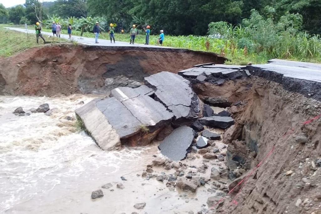Imagen Por deslave cierran tramo de carretera Pijijiapan-Mapastepec en Chiapas 