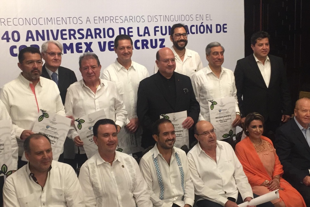 Imagen Entrega gobierno de Veracruz reconocimientos a empresarios distinguidos