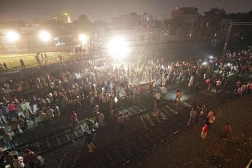 Imagen Tren arrolla a una multitud en India, mueren más de 50 personas