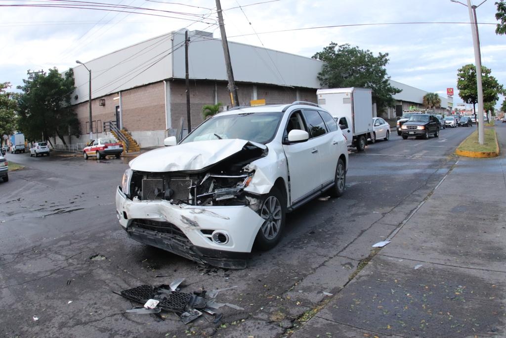 Imagen Aparatoso choque en fraccionamiento de Veracruz; hay lesionados (+fotos)