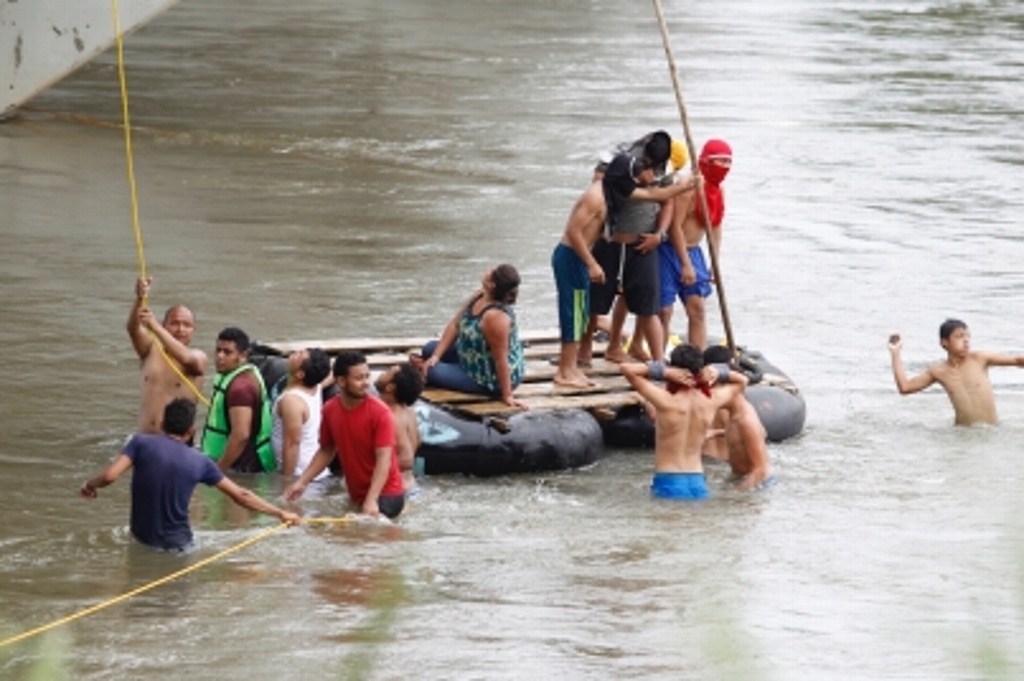 Imagen Migrantes hondureños reinician cruce en balsas a México