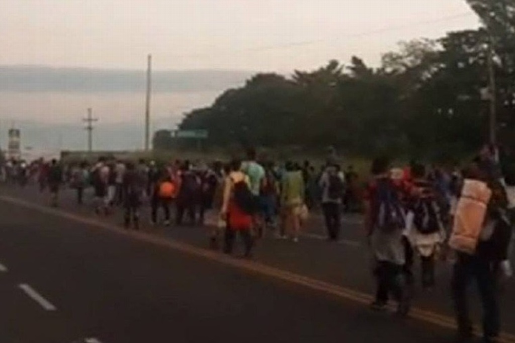 Imagen Caravana de migrantes llega a Metapa; mujeres y niños toman descanso