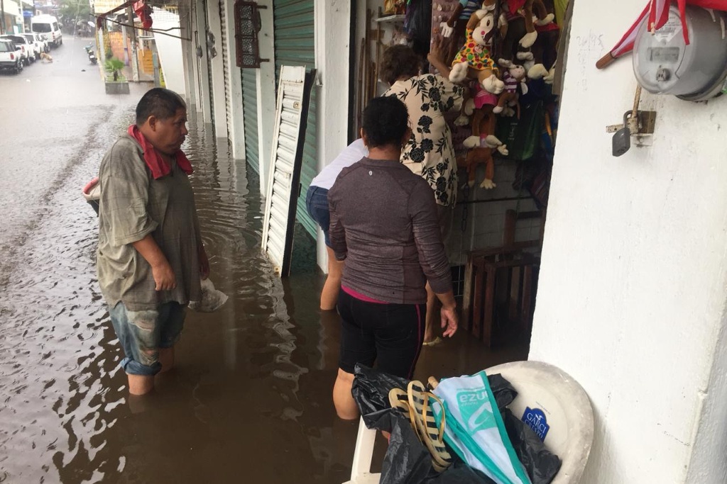 Imagen Continúa la lluvia en Catemaco, desbordamiento de la laguna deja calles inundadas (+video)