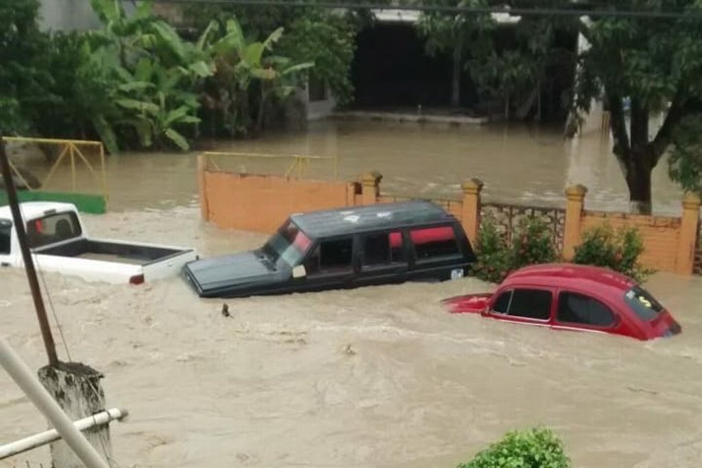 Imagen Familias están atrapadas en sus casas ante inundación en Álamo y piden ayuda para salir