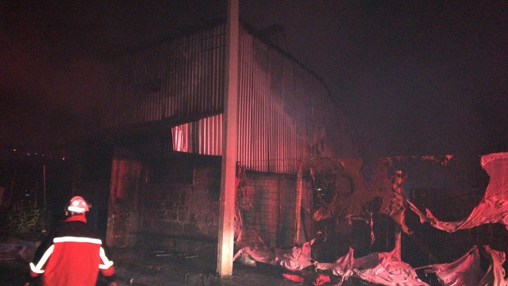 Imagen Se incendia fábrica de foami en Xochimilco, CDMX