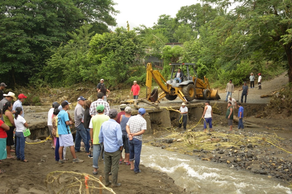 Imagen Con trabajos de limpieza, liberan puente bloqueado por lluvias en San Andrés Tuxtla, Veracruz  (+fotos)