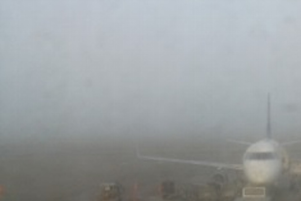 Imagen Banco de niebla afecta visibilidad en aeropuerto de la CDMX; suspenden actividades