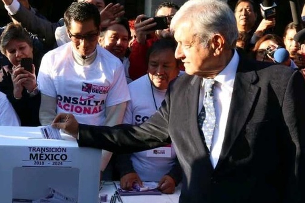 Imagen Vota AMLO en consulta de nuevo aeropuerto y critica a periodista Loret de Mola