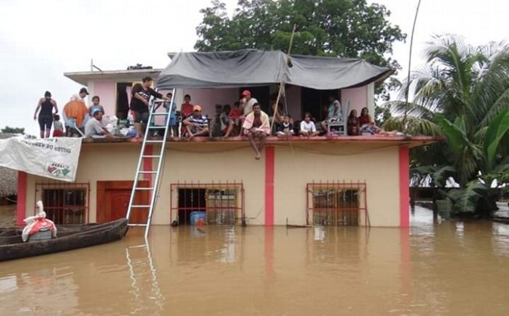 Imagen Reportan cinco mil damnificados por el desbordamiento del río Tesechoacán en Isla, Veracruz 