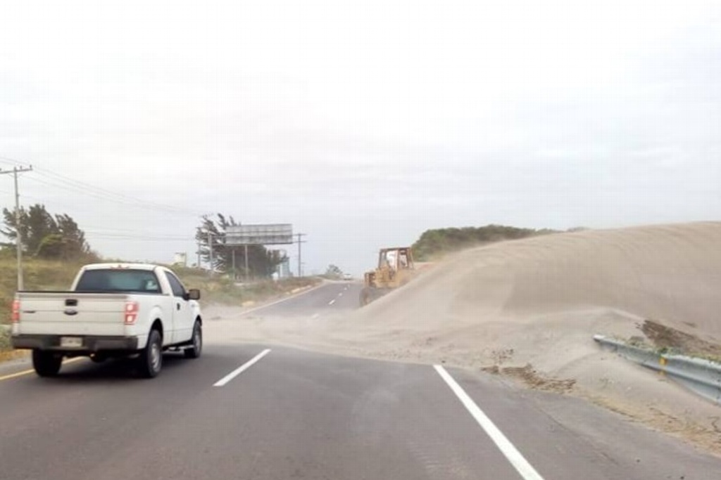 Imagen ¡Precaución! Dunas de arena afectan circulación en carretera 180 y 150 en Veracruz