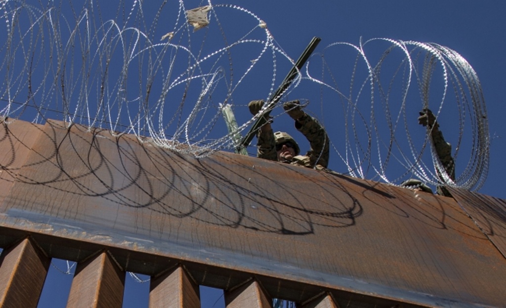 Imagen Colocan alambre de púas en muro fronterizo de Playas de Tijuana