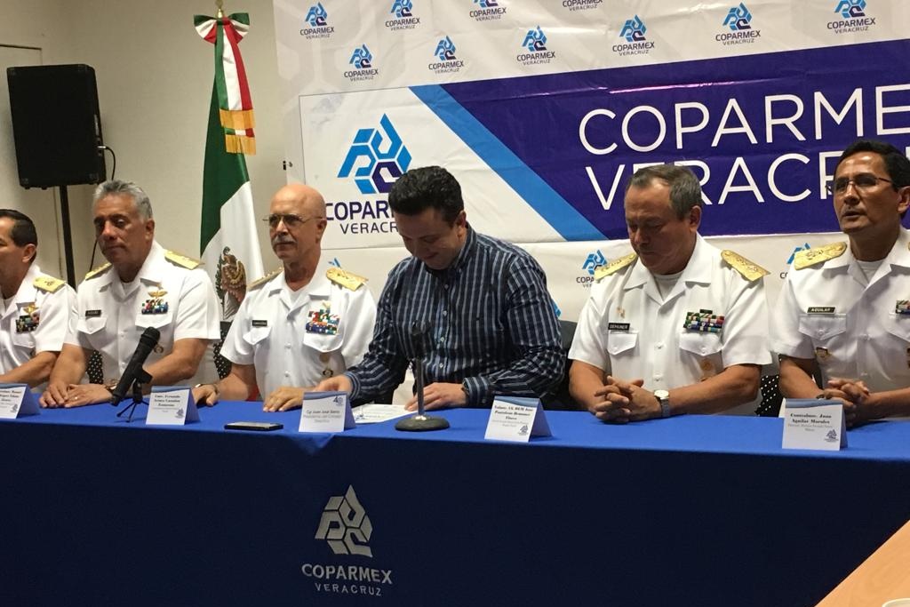 Imagen Empresarios entregan reconocimiento a comandante de la Primera Región Naval