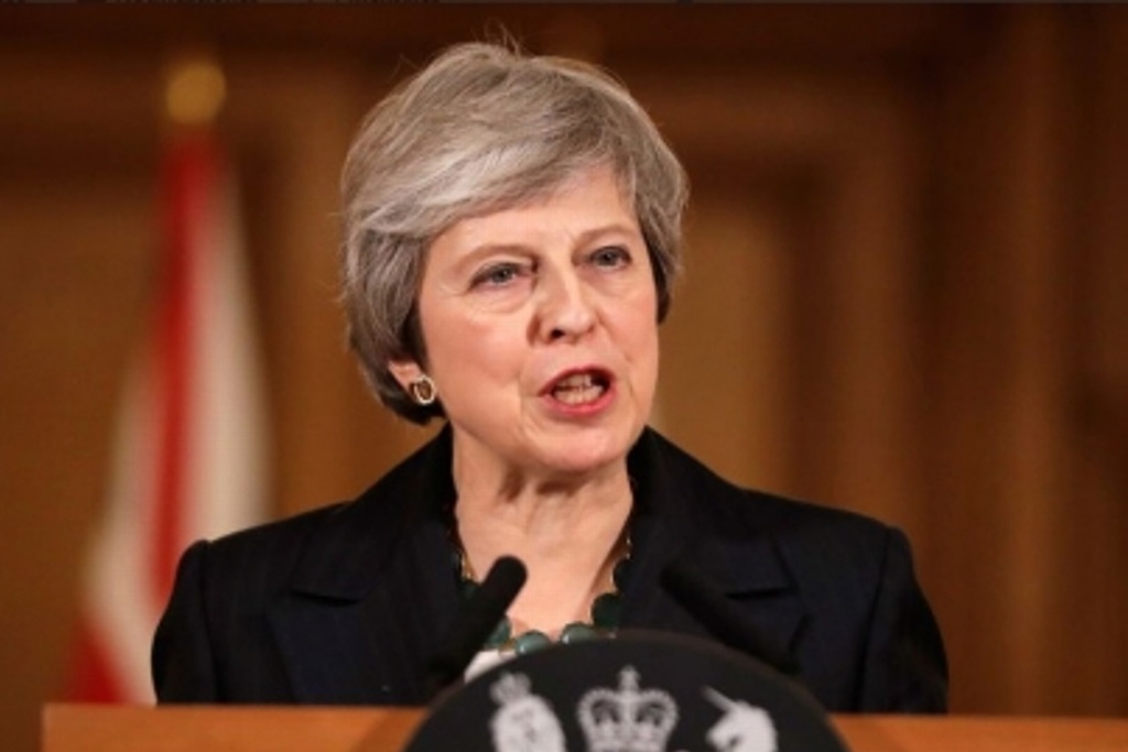 Imagen Theresa May se mantiene firme tras ola de renuncias y caída de la libra