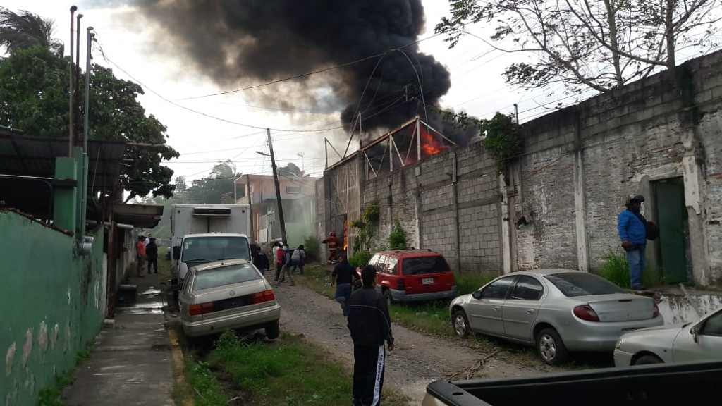 Imagen Se incendia bodega en Veracruz (+video)