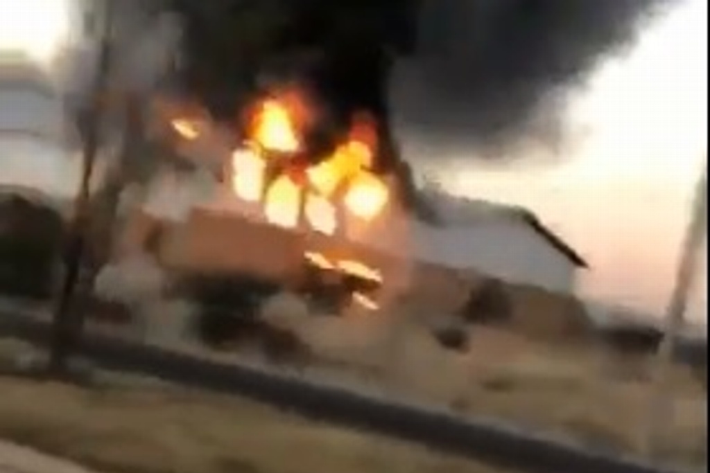 Imagen Bomberos atienden incendio en bodega del IMSS en Durango (+video)