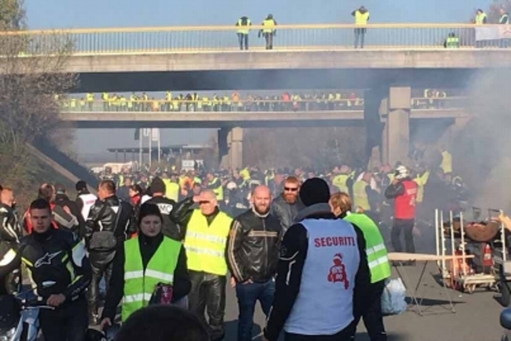 Imagen Protestas y bloqueos carreteros en Francia contra 'gasolinazo'; reportan 47 heridos