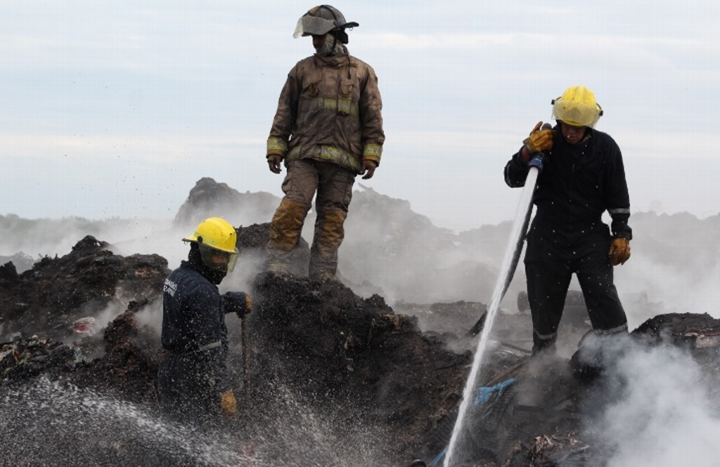 Imagen Hasta 20 horas tardaron en sofocar incendio de basurero de Veracruz: Bomberos