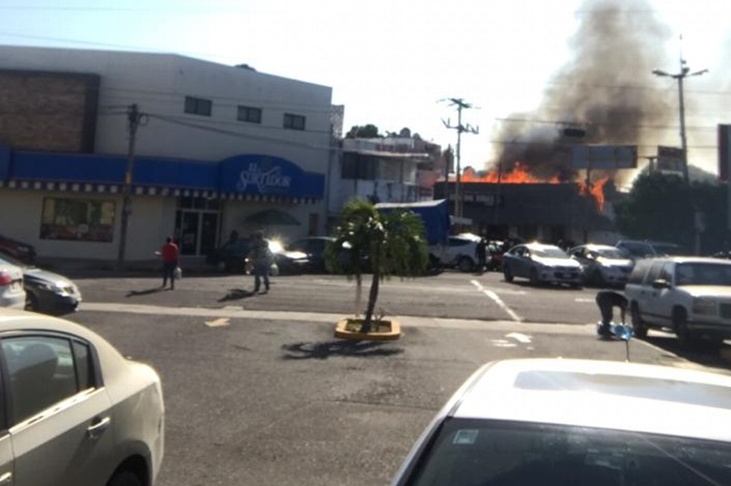 Imagen Se incendia restaurante en Veracruz; no hay lesionados (fotos+video)