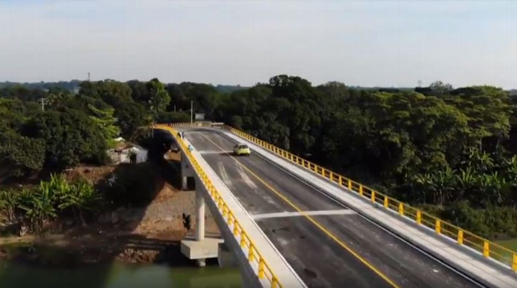 Imagen Inaugura Yunes Linares puente 