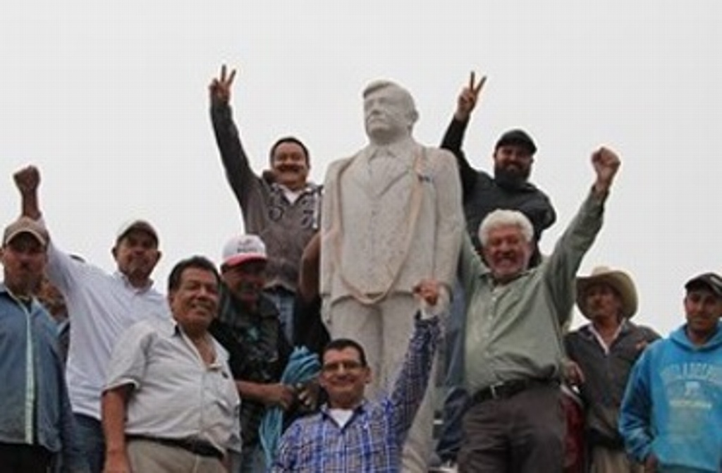 Imagen Colocan estatua de AMLO junto a Emiliano Zapata y Pancho Villa en Querétaro 