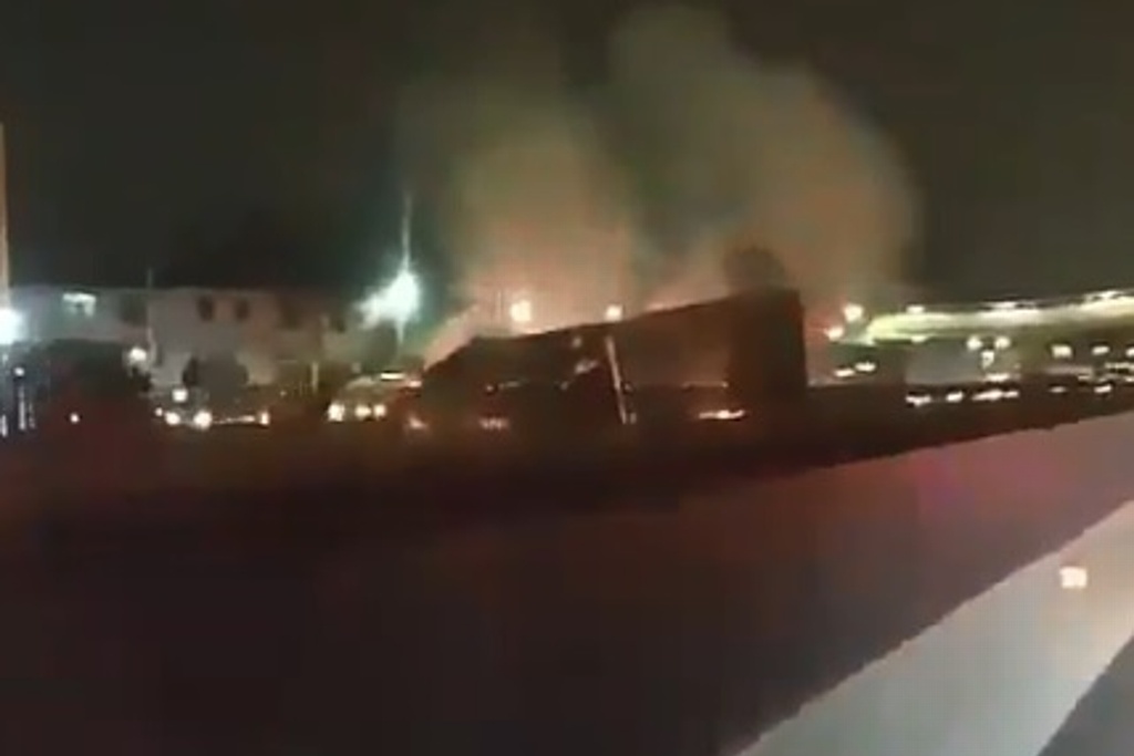 Tráiler vuelca y se incendia en autopista México-Puebla - xeu noticias ...