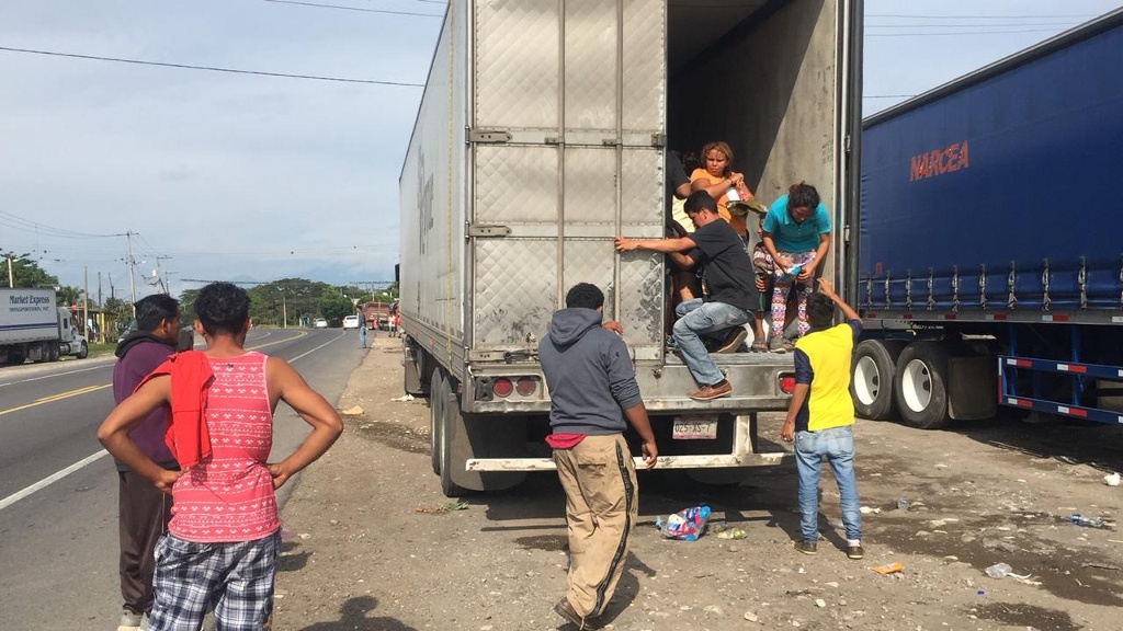 Con comida caliente reciben en C rdoba a la caravana migrante