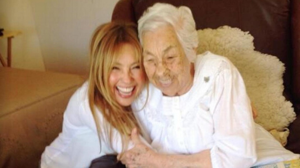 Imagen Thalía se reencontró con su abuela durante su visita a México