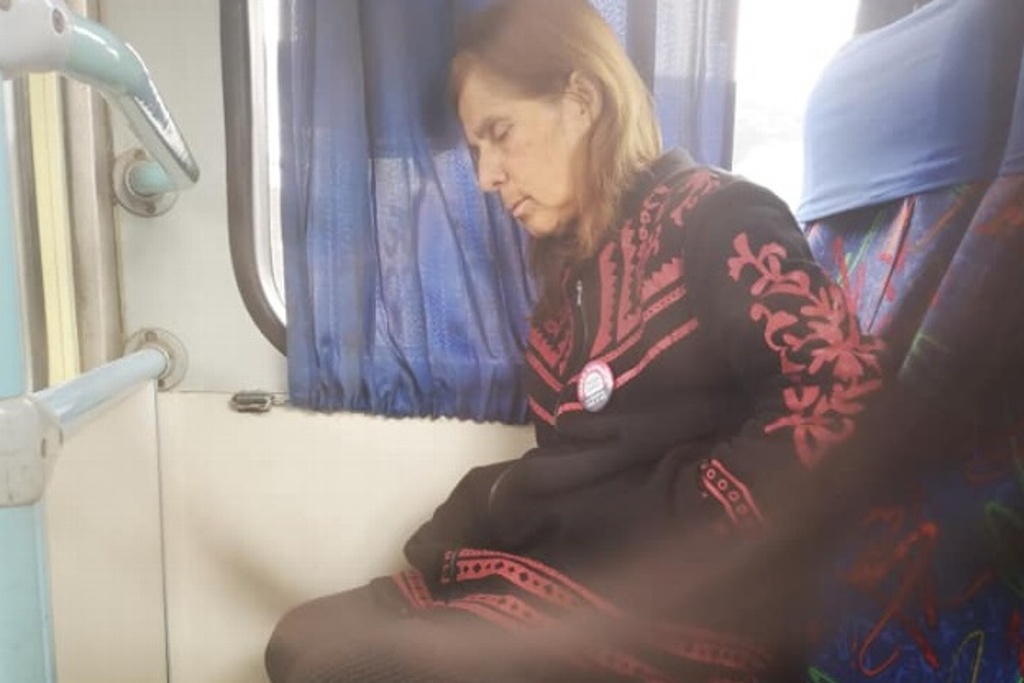Imagen Conduce transporte público 12 horas diarias con su esposa que tiene alzheimer (+video)