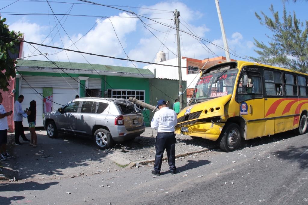 Imagen Venían jugando carreras, vehículos involucrados en aparatoso accidente en Veracruz: Tránsito del Estado