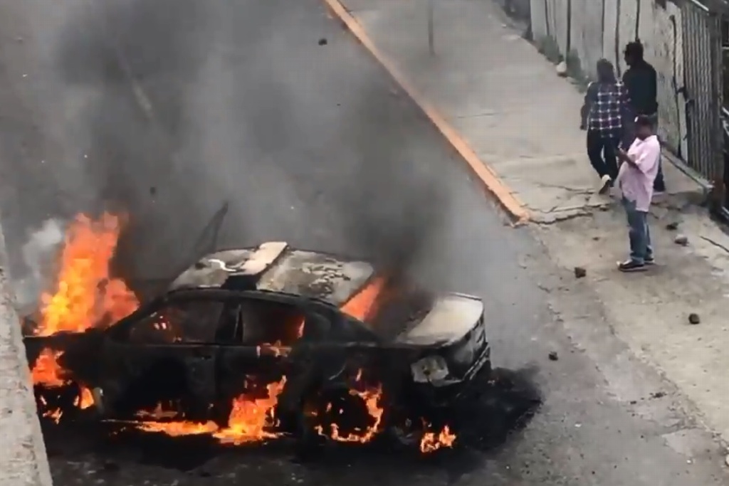 Imagen Manifestantes queman patrullas en bloqueo de la México-Pachuca