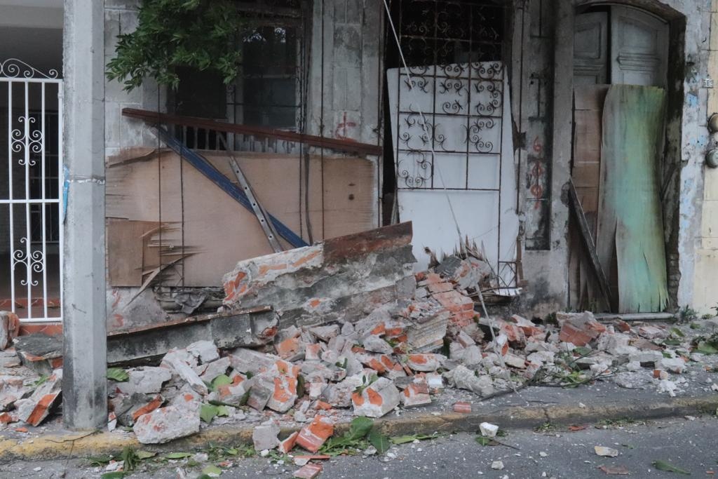 Imagen ¡Llaman a PC! Derriba el norte la cornisa de una casa en el Centro de Veracruz (+fotos)