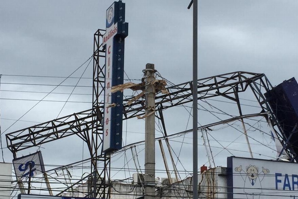 Imagen Se desprende espectacular de farmacia por fuerte viento en Boca del Río