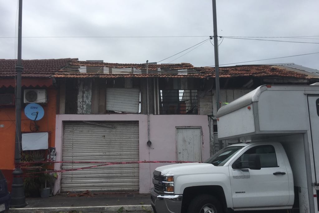 Imagen Vientos del norte levantan techo de teja en casa de Veracruz