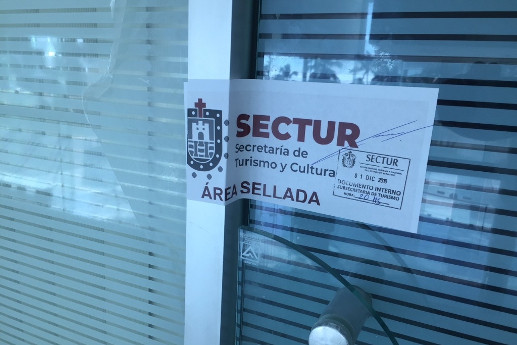 Imagen Ponen sellos que impiden entrada a oficinas de la Secretaría de Turismo en Boca del Río
