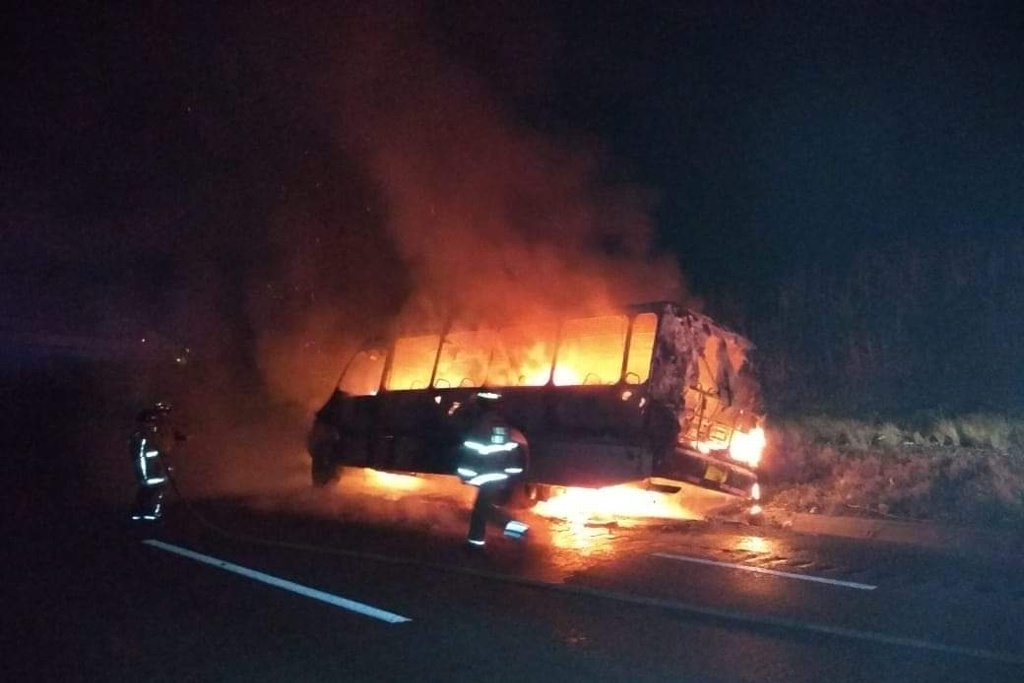 Imagen Se incendia autobús en autopista Córdoba – Veracruz; hay cierre parcial de la vialidad