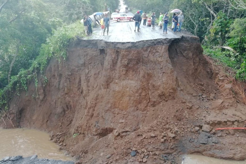 Imagen Deslaves por lluvias cortan circulación en Carretera 180, en Catemaco, Veracruz (+Fotos)