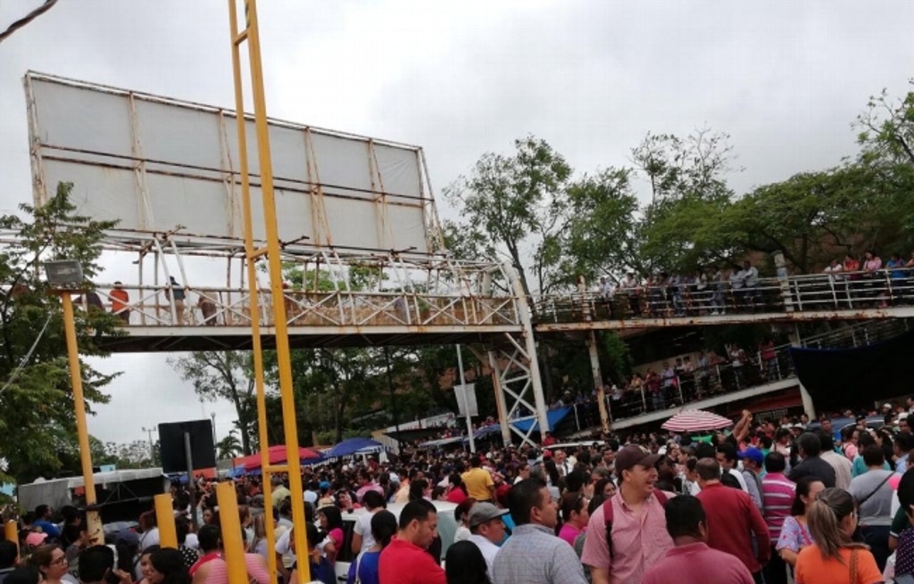 Imagen Bloquean maestros avenidas en Villahermosa en demanda de pagos