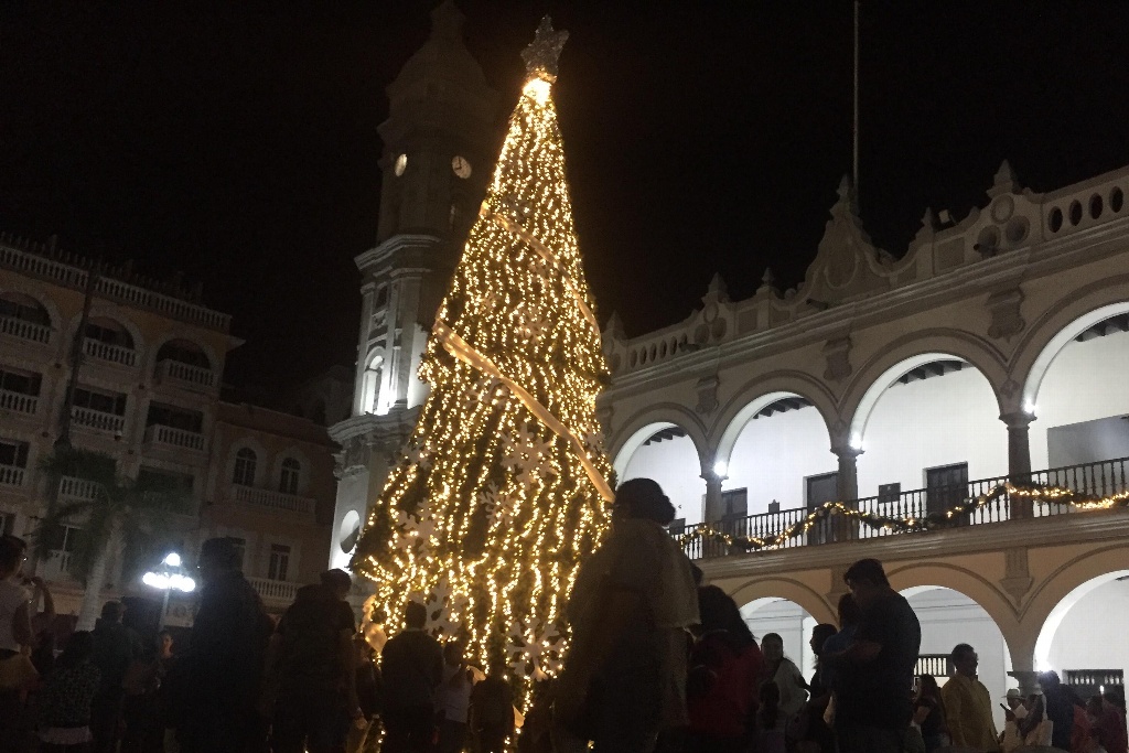 Imagen Encienden árbol de navidad en Zócalo de Veracruz