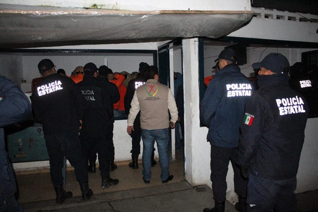 Imagen Revisan celdas del penal de Pacho Viejo, Veracruz; hallan desde punzocortantes hasta videojuegos