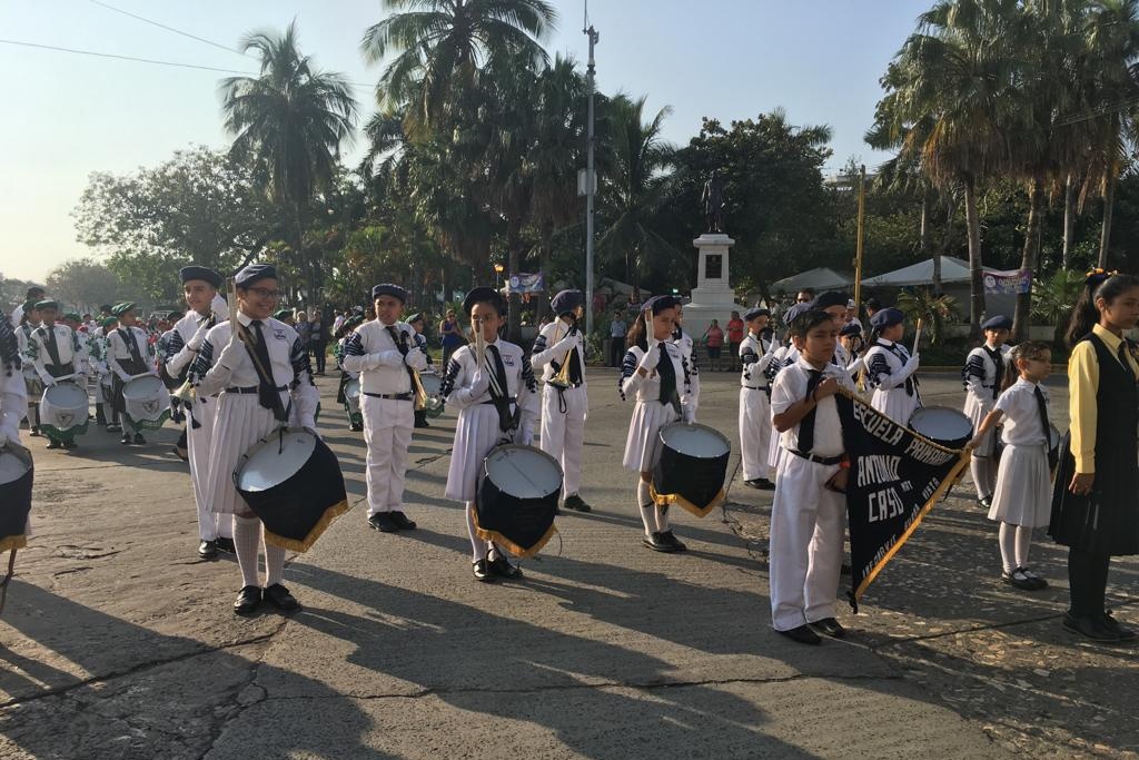 Imagen Realizan concurso y desfile de bandas de guerra en Veracruz