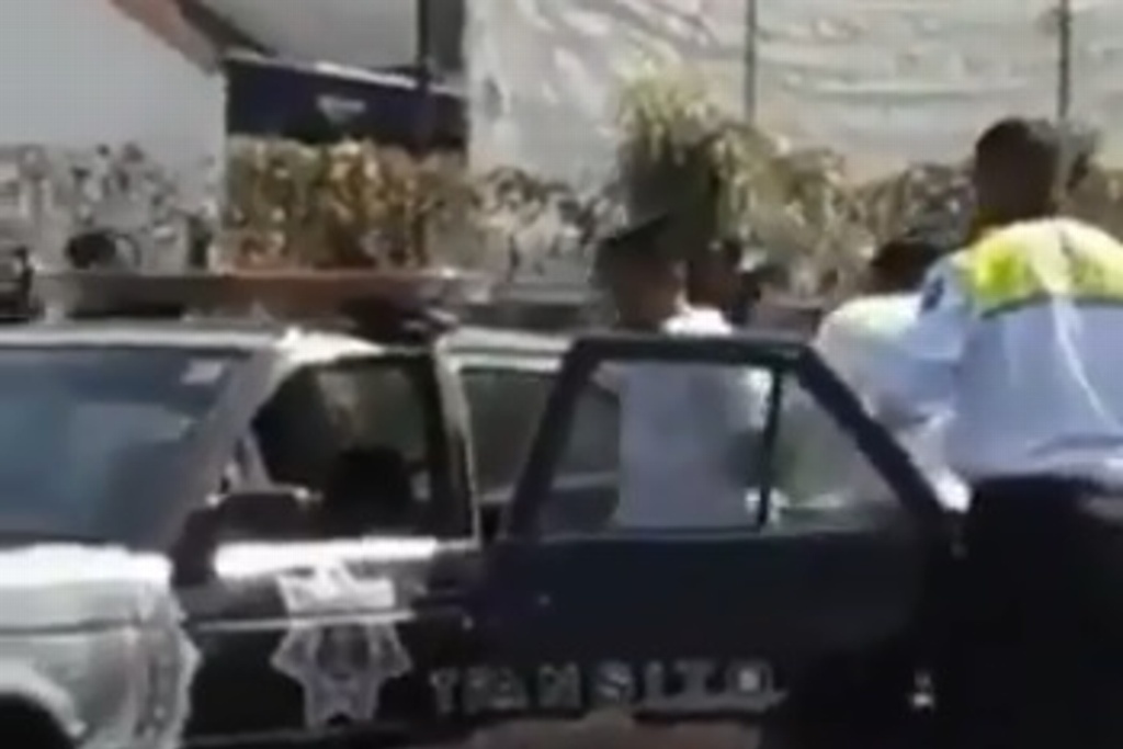 Imagen Dictan prisión preventiva a conductor que se llevó sobre el cofre a policía en Edomex 