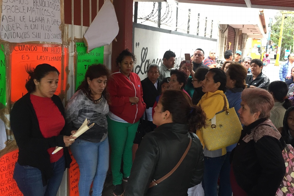 Imagen Padres de familia toman escuela primaria en el centro de Veracruz