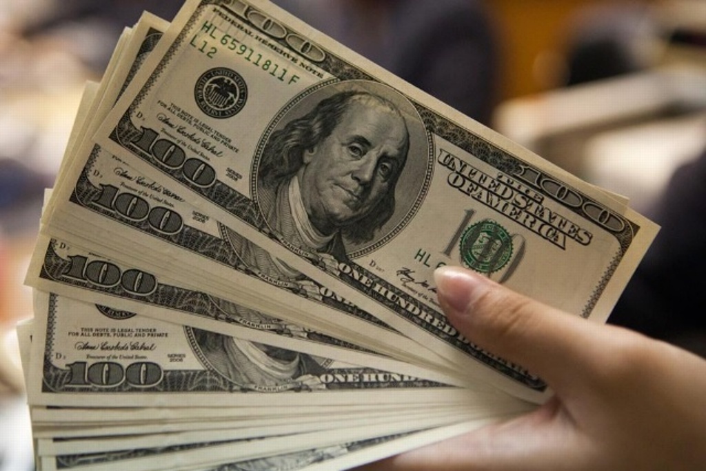 Imagen Dólar abre la jornada con ganancias, se vende en 20.71 pesos en bancos