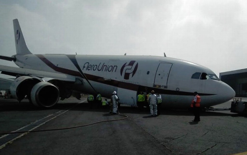 Imagen Colapsa tren de aterrizaje de avión en la CDMX; No hay lesionados