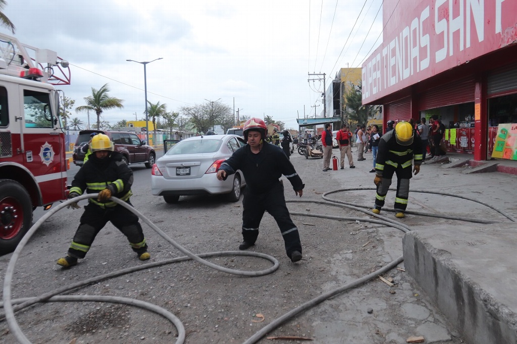 Imagen Reportan incendio en tienda de abarrotes de Veracruz; hay cierre parcial de la vialidad