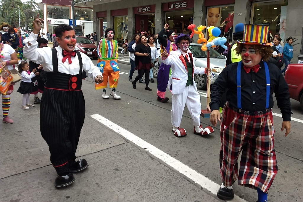 Imagen Con desfile payasos celebran su día en Veracruz