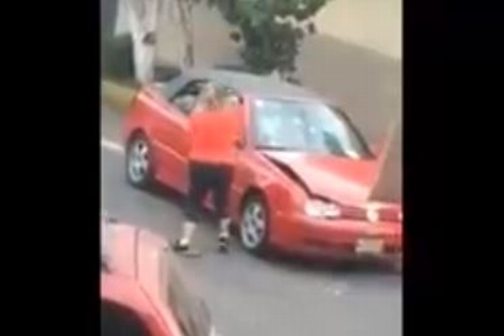 Imagen Mujer destruye auto, la llaman #LadyChoques (+video)