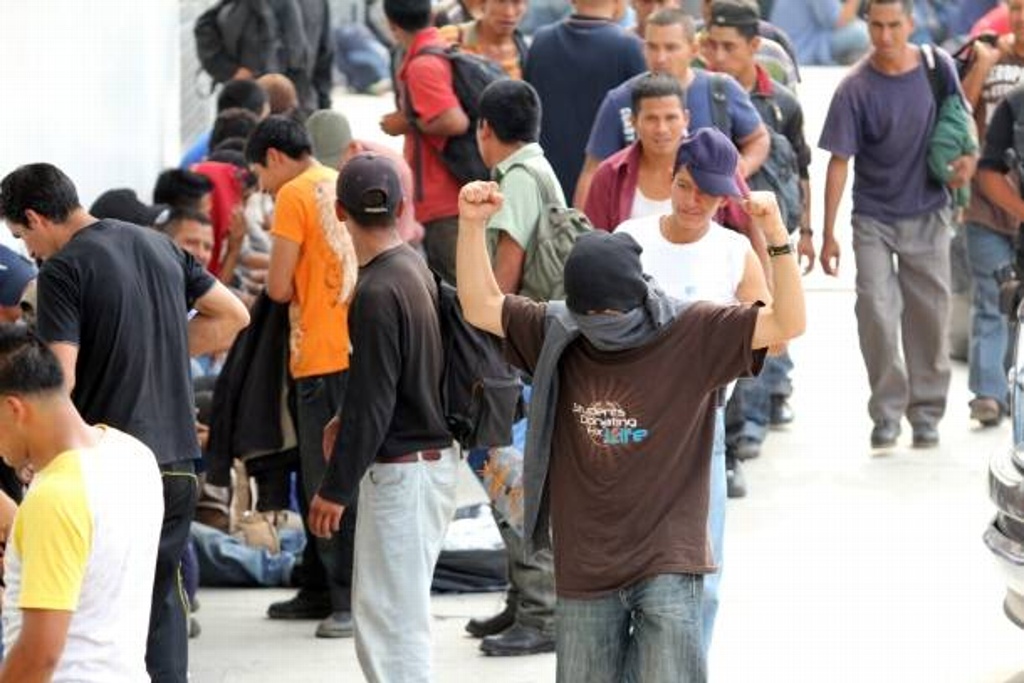 Imagen Rescatan a 138 migrantes centroamericanos en carretera Cárdenas- Coatzacoalcos